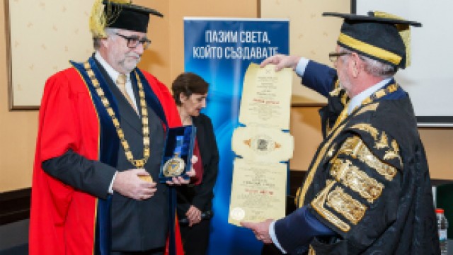 Luc Gijsens with the honorary title "Doctor Honoris Causa" of VUZF