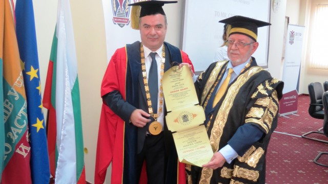 Джовани Калабро беше удостоен с почетното звание "Доктор Хонорис Кауза" на ВУЗФ