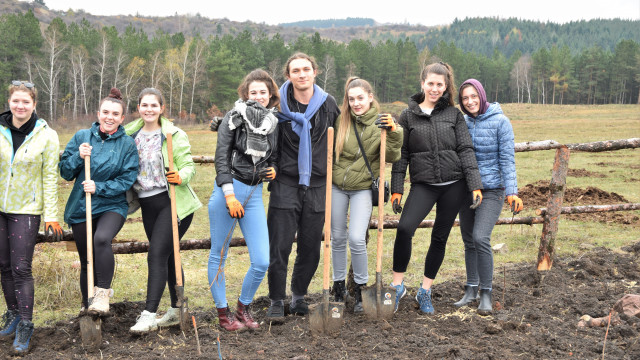Студенти на ВУЗФ засадиха дръвчета в Новата гора на София