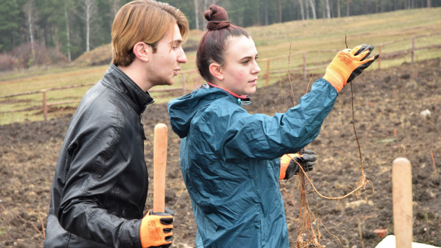 Студенти на ВУЗФ засадиха дръвчета в Новата гора на София 1